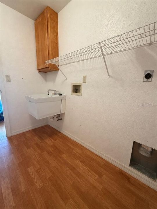 На продажу: $299,999 (3 спален, 2 ванн, 1686 Квадратных фут)