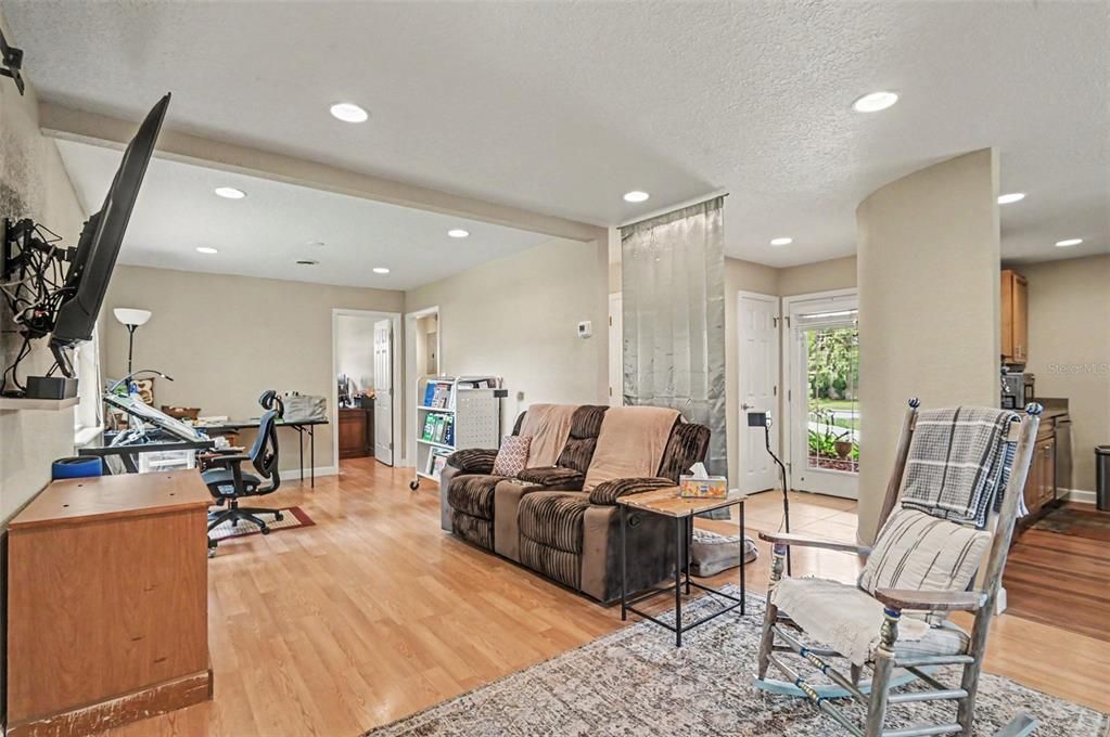 For Sale: $265,000 (3 beds, 1 baths, 1414 Square Feet)