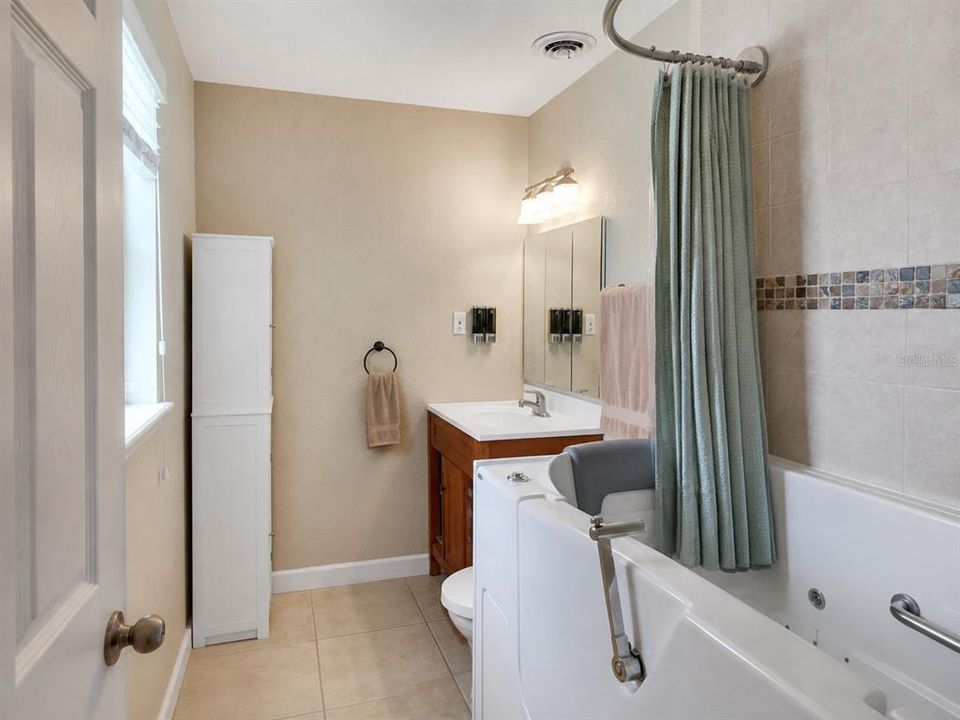 For Sale: $265,000 (3 beds, 1 baths, 1414 Square Feet)