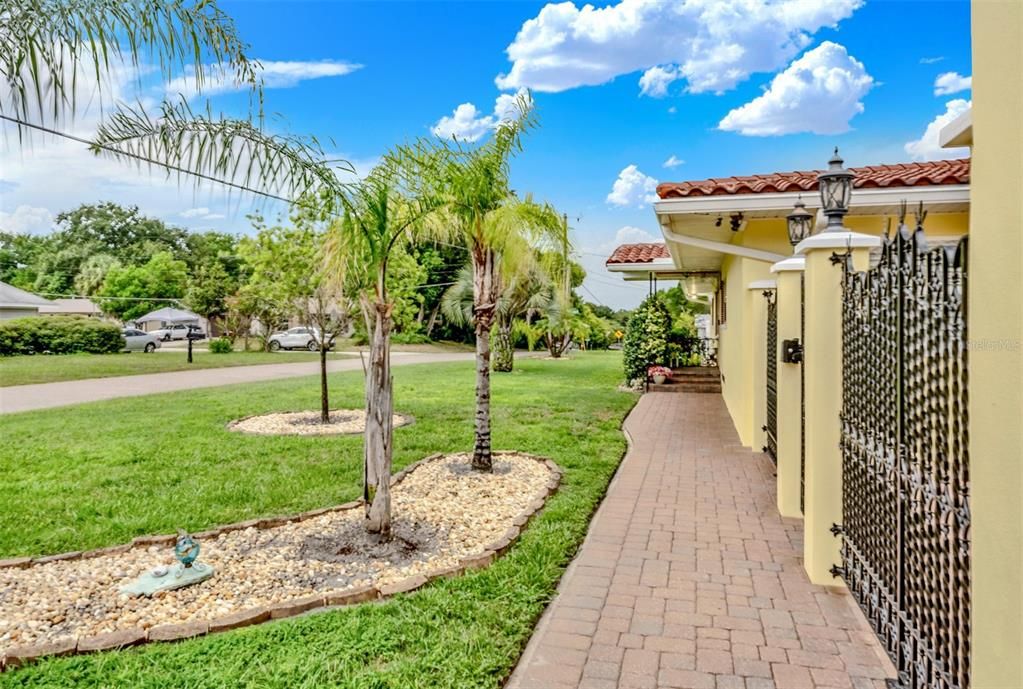 For Sale: $399,900 (3 beds, 3 baths, 1974 Square Feet)