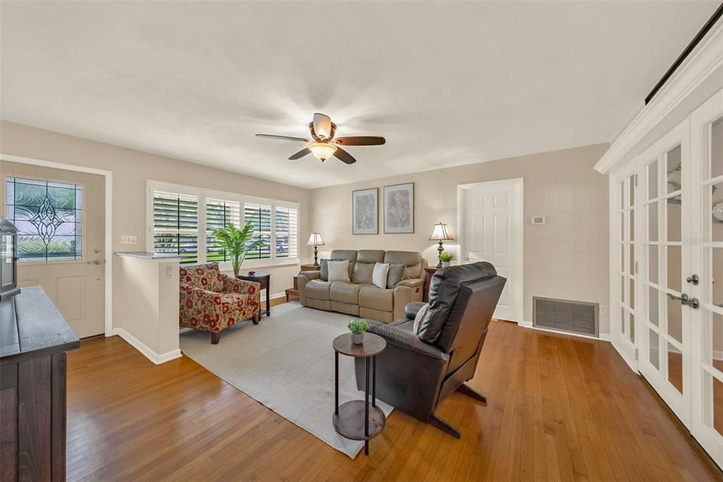 For Sale: $399,900 (3 beds, 3 baths, 1974 Square Feet)