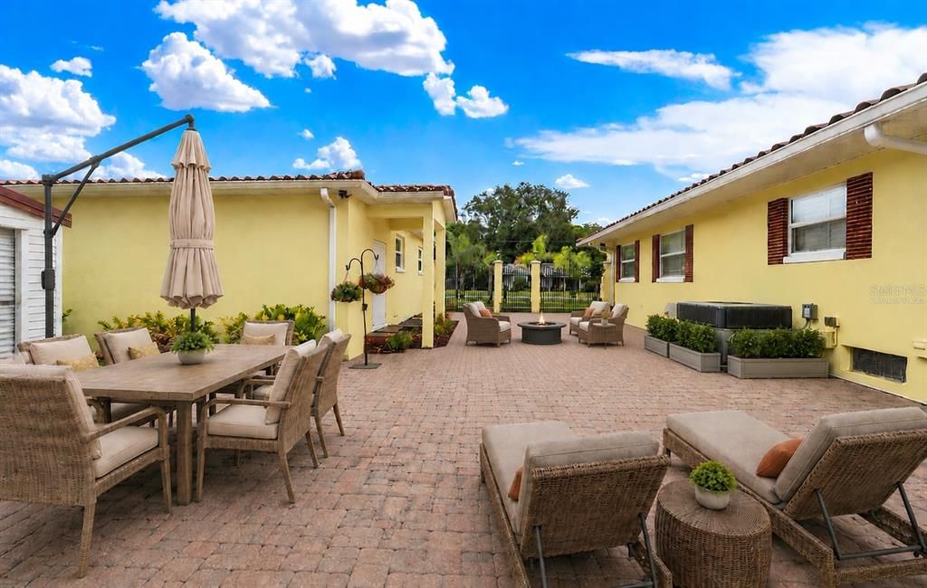 For Sale: $399,900 (3 beds, 3 baths, 1974 Square Feet)