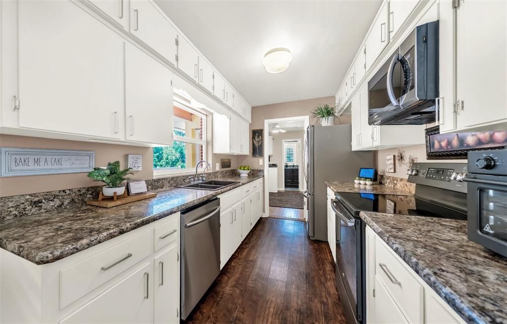 For Sale: $399,900 (3 beds, 3 baths, 1974 Square Feet)