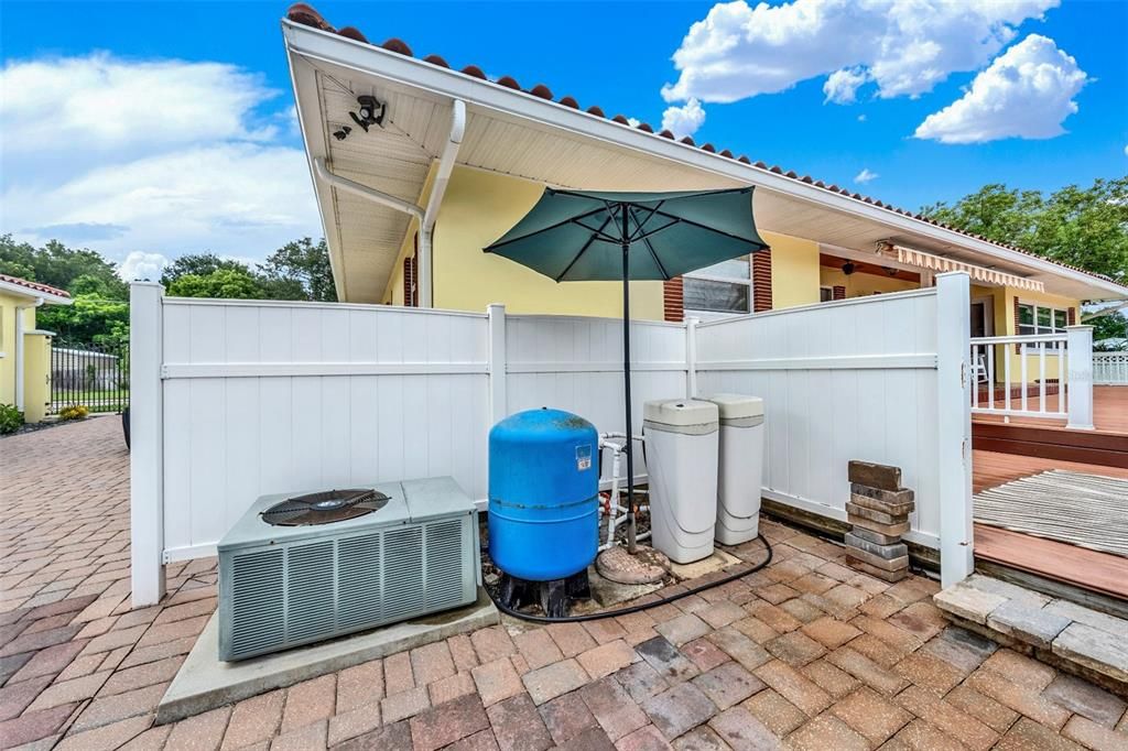 For Sale: $399,900 (3 beds, 3 baths, 1974 Square Feet)