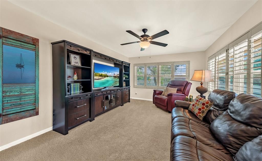 For Sale: $399,900 (3 beds, 3 baths, 1974 Square Feet)