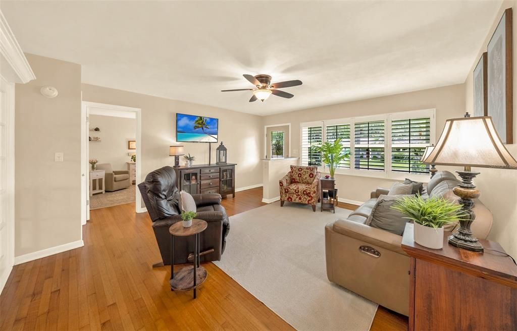 For Sale: $399,900 (3 beds, 3 baths, 1974 Square Feet)