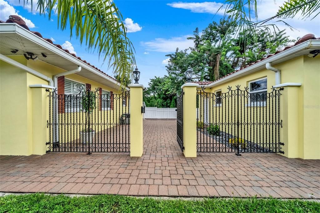 For Sale: $399,900 (3 beds, 3 baths, 1974 Square Feet)