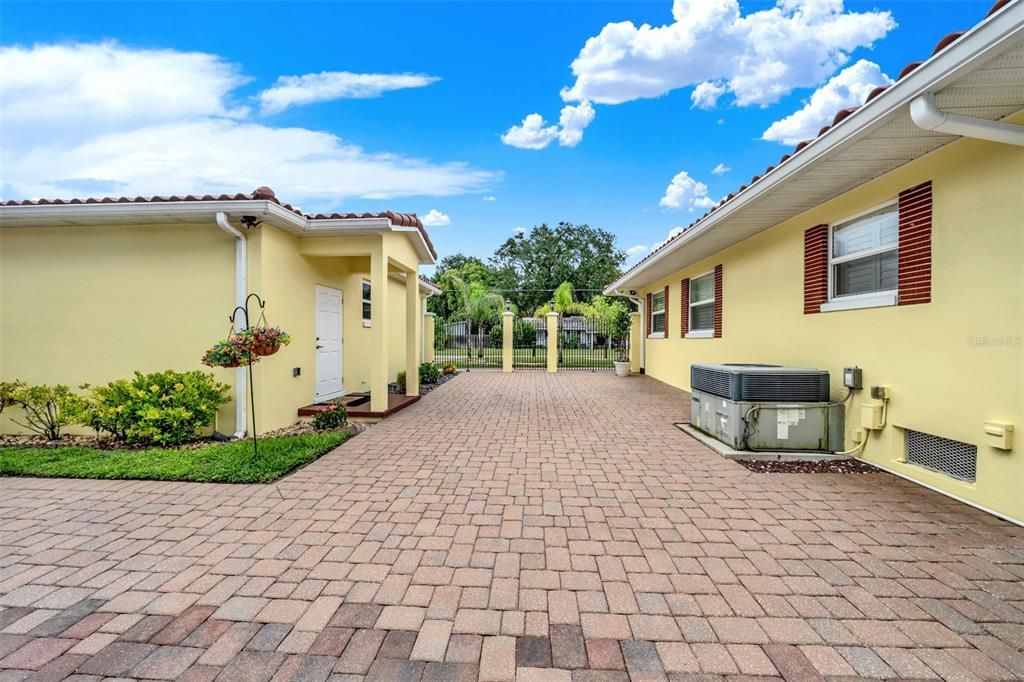 For Sale: $399,900 (3 beds, 3 baths, 1974 Square Feet)