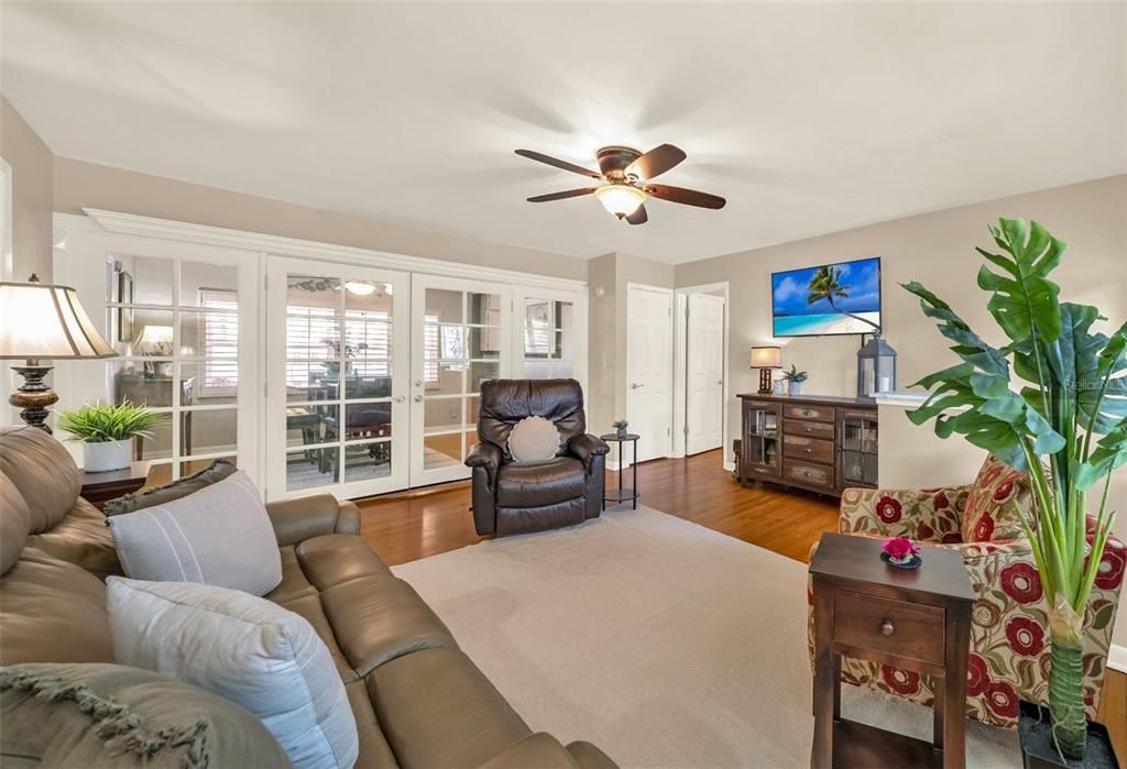 For Sale: $399,900 (3 beds, 3 baths, 1974 Square Feet)