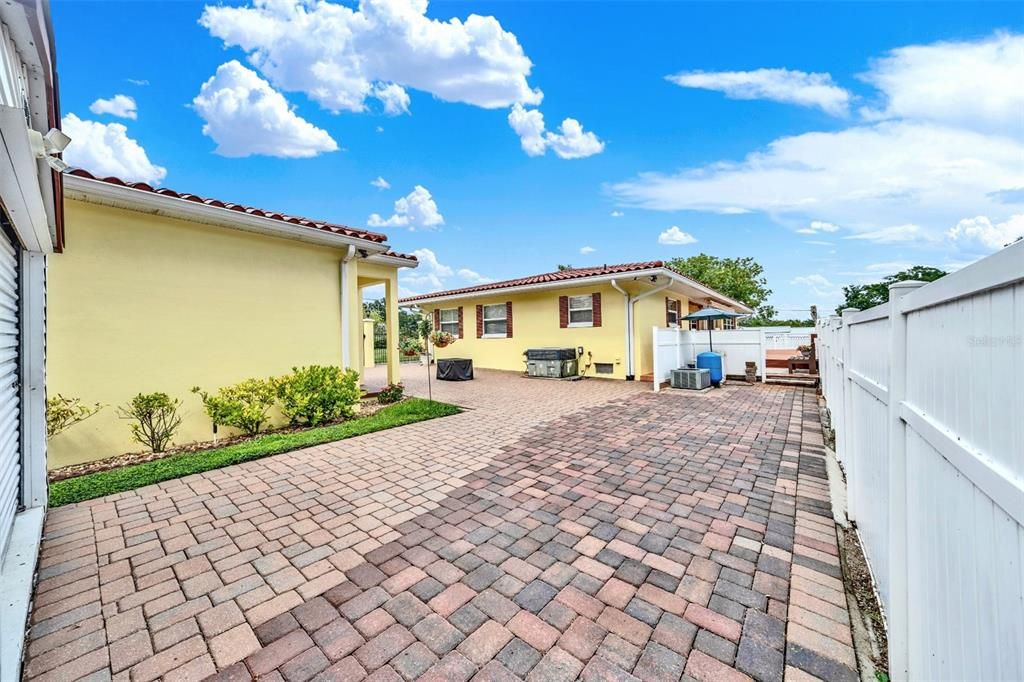 For Sale: $399,900 (3 beds, 3 baths, 1974 Square Feet)