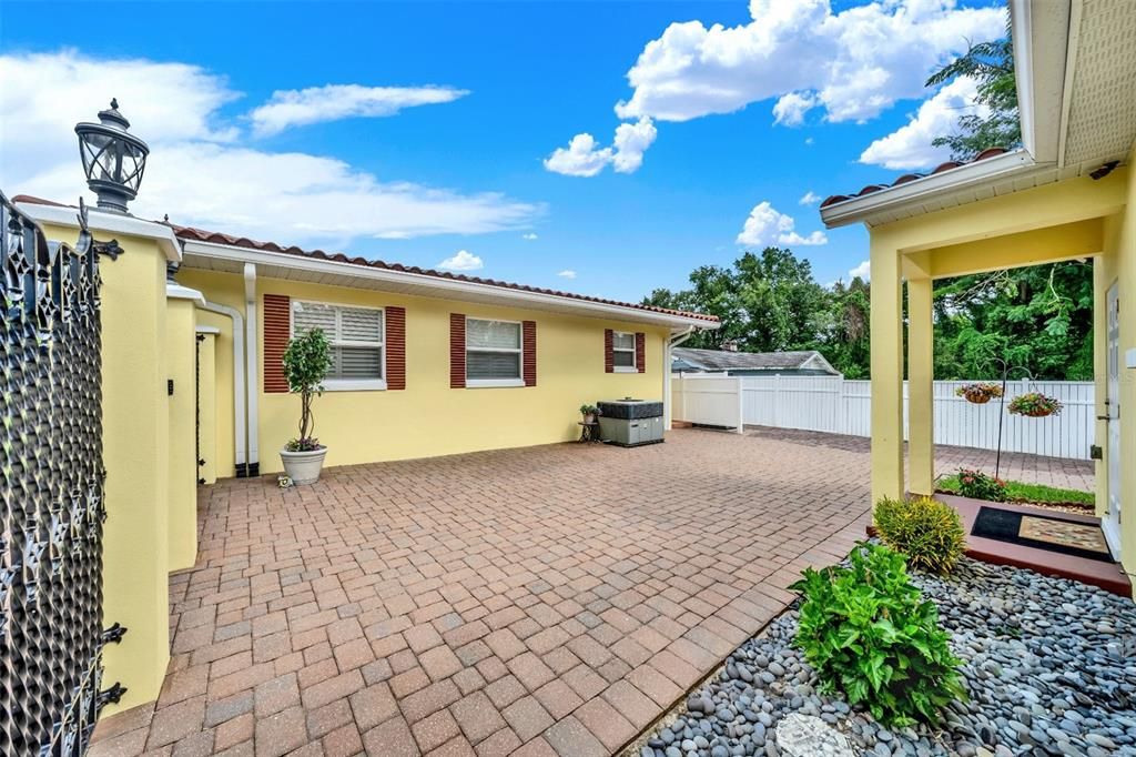 For Sale: $399,900 (3 beds, 3 baths, 1974 Square Feet)