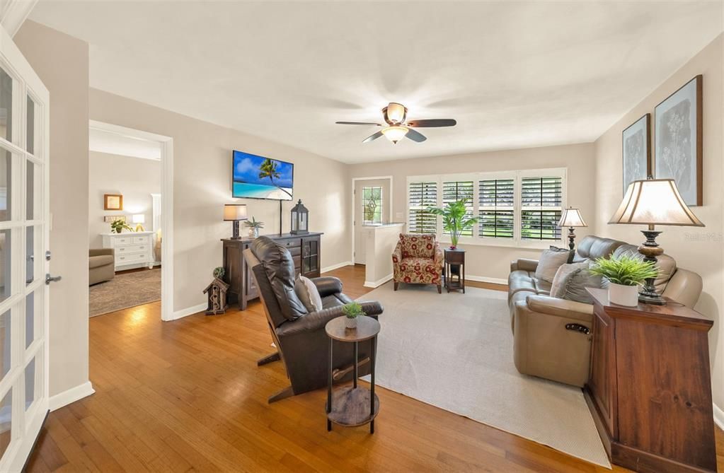 For Sale: $399,900 (3 beds, 3 baths, 1974 Square Feet)
