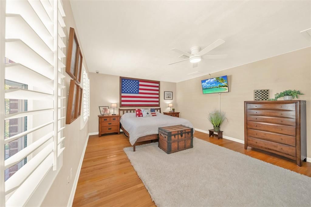 For Sale: $399,900 (3 beds, 3 baths, 1974 Square Feet)