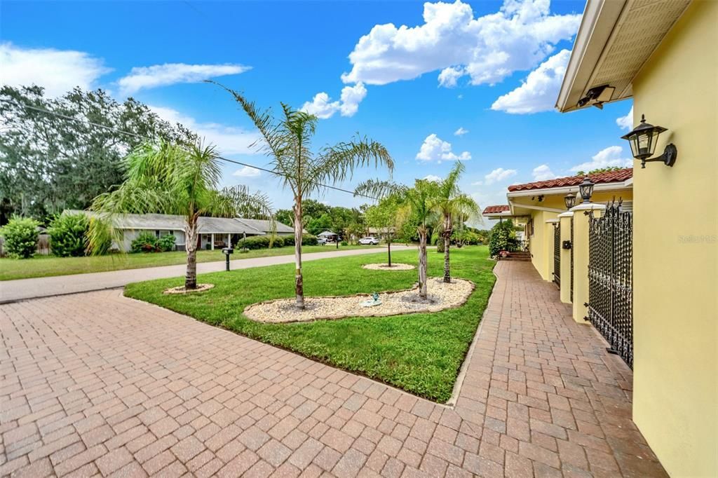 For Sale: $399,900 (3 beds, 3 baths, 1974 Square Feet)