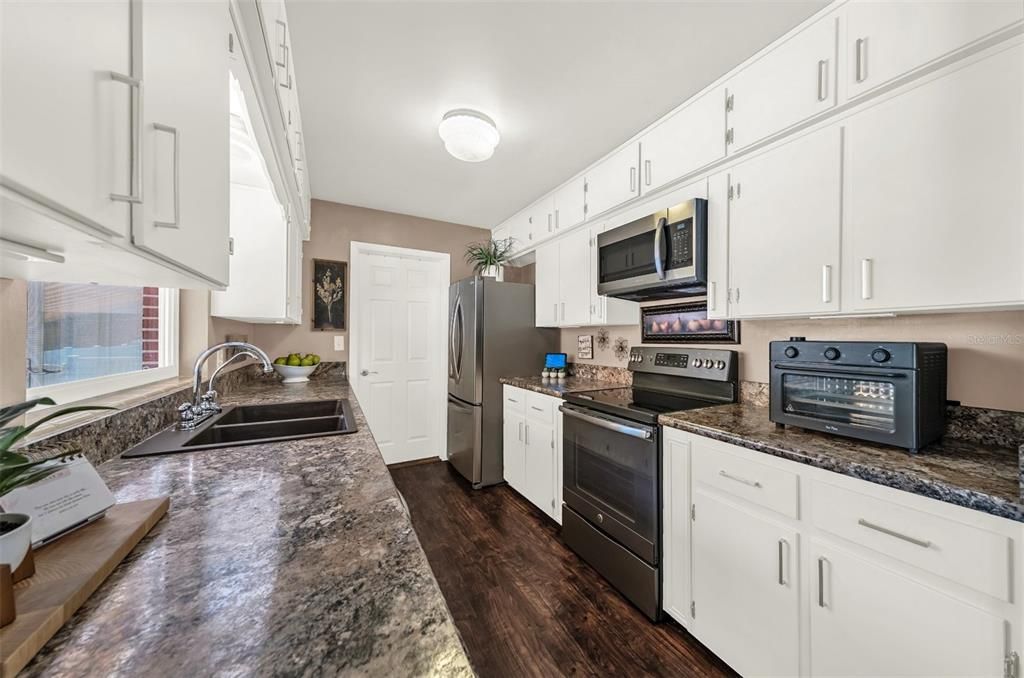 For Sale: $399,900 (3 beds, 3 baths, 1974 Square Feet)