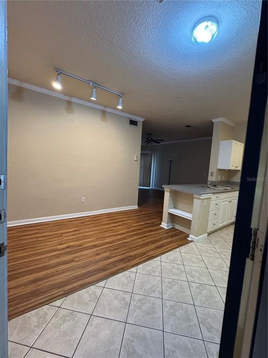 В аренду: $1,900 (2 спален, 2 ванн, 1070 Квадратных фут)