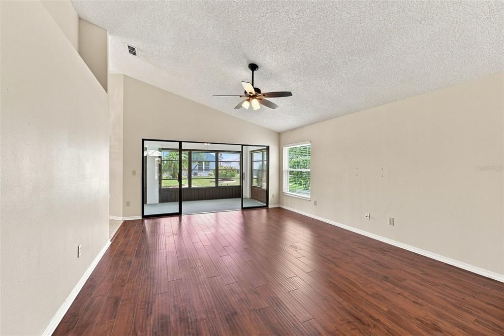 For Sale: $289,900 (3 beds, 2 baths, 1939 Square Feet)