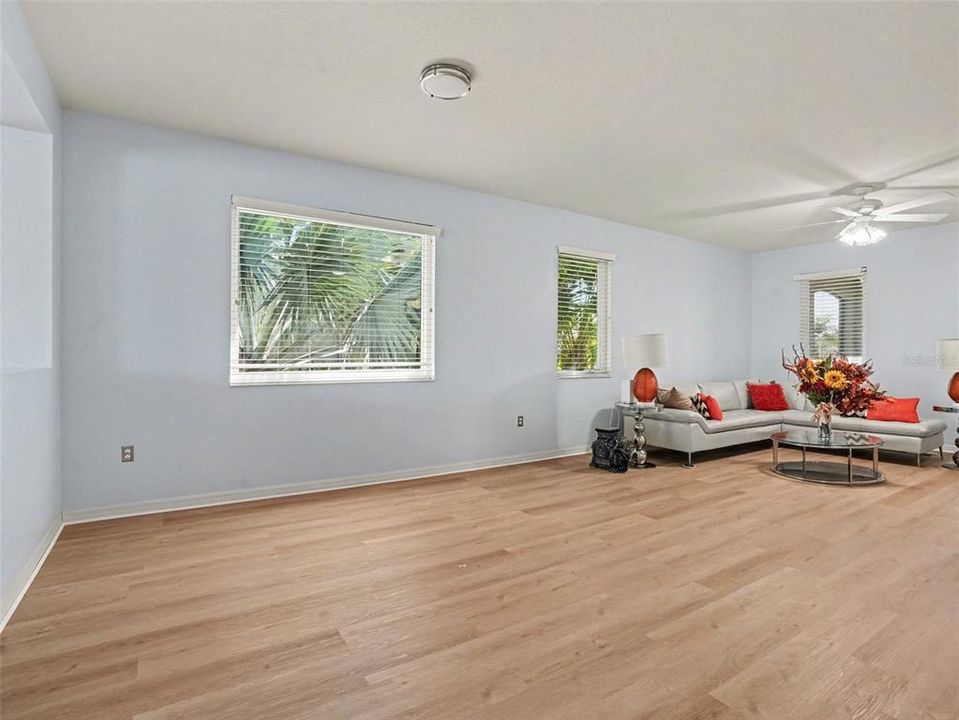 For Sale: $600,000 (4 beds, 2 baths, 2670 Square Feet)