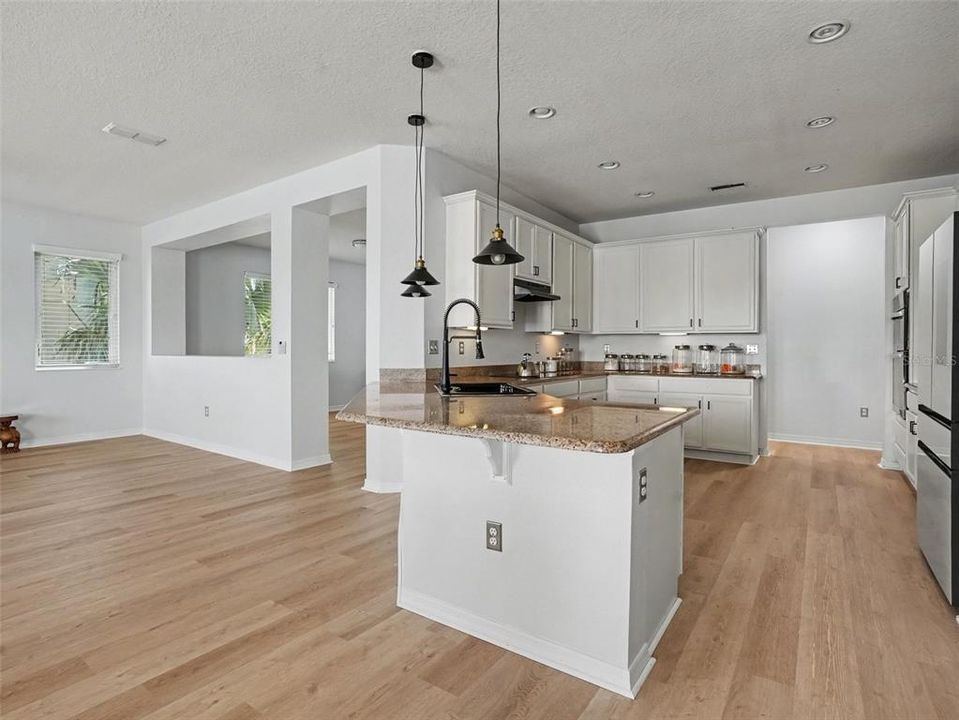 For Sale: $600,000 (4 beds, 2 baths, 2670 Square Feet)