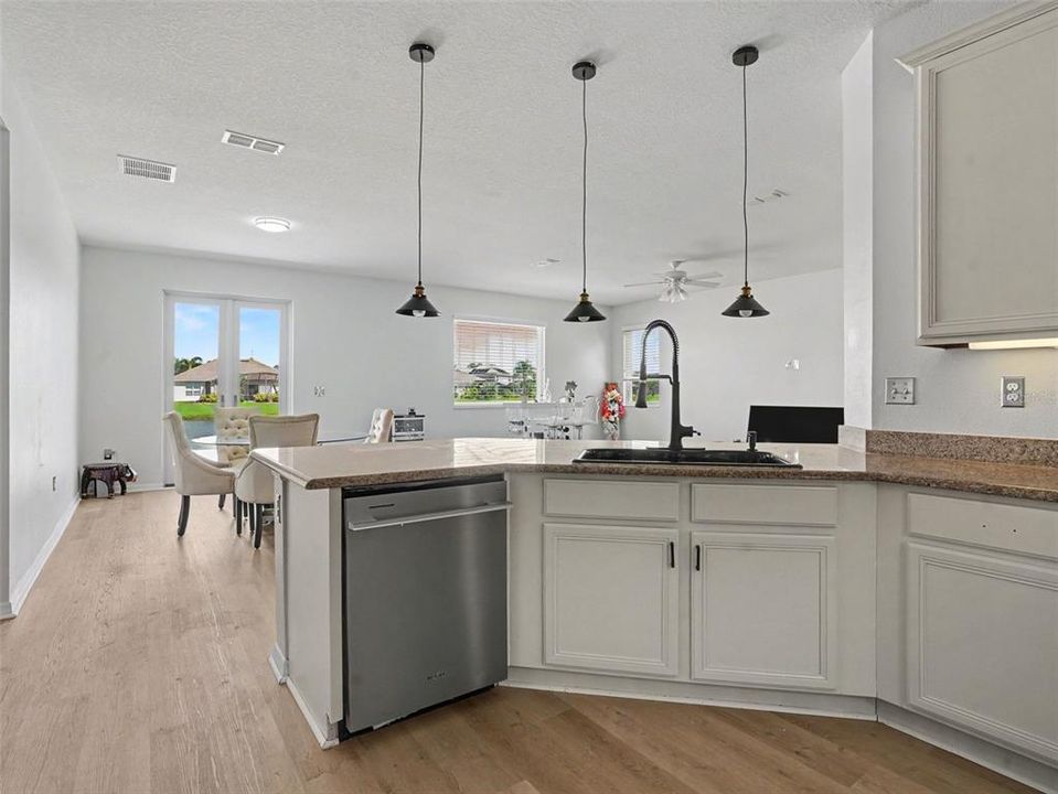 For Sale: $600,000 (4 beds, 2 baths, 2670 Square Feet)