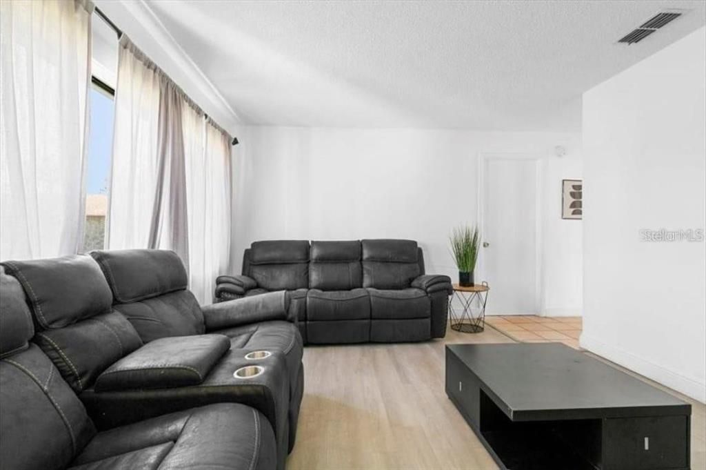 En Renta: $2,600 (3 camas, 2 baños, 1550 Pies cuadrados)