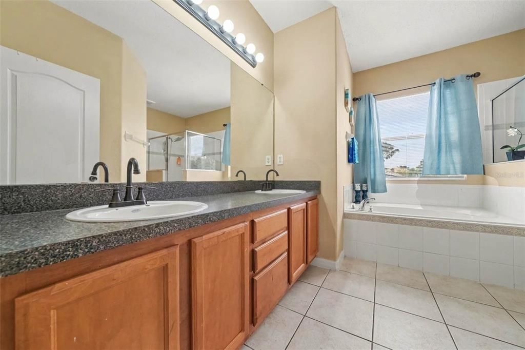 For Sale: $499,000 (6 beds, 4 baths, 2708 Square Feet)