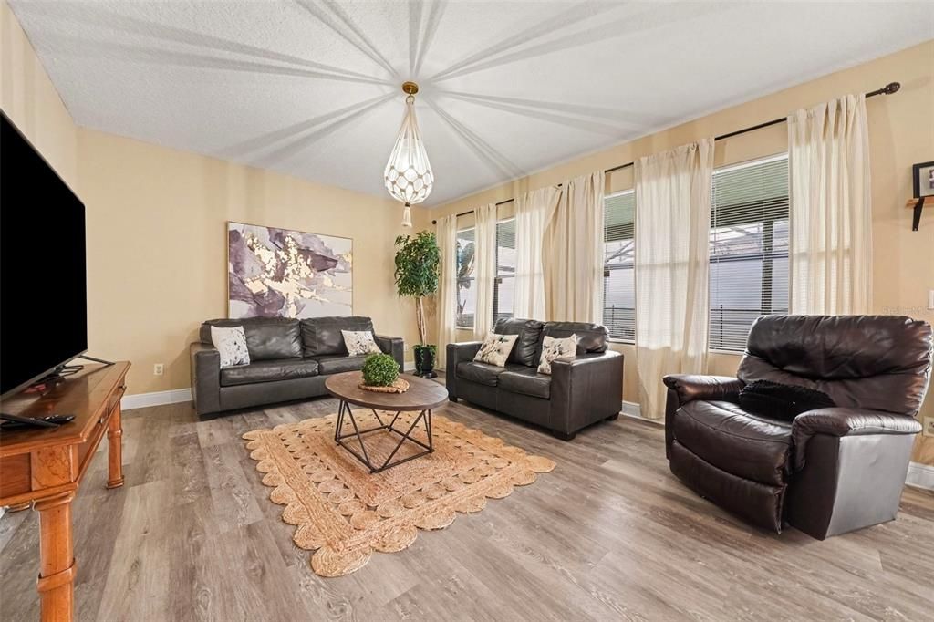 For Sale: $499,000 (6 beds, 4 baths, 2708 Square Feet)
