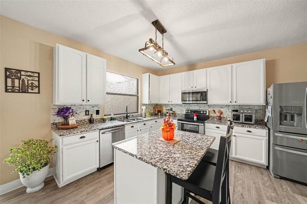 For Sale: $499,000 (6 beds, 4 baths, 2708 Square Feet)