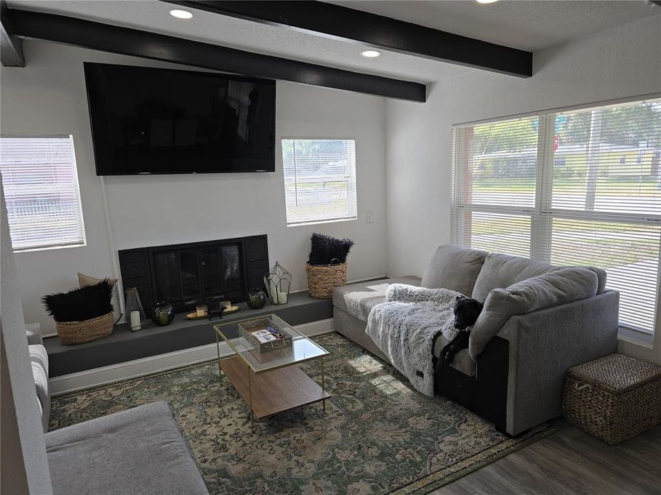For Rent: $2,695 (3 beds, 1 baths, 1152 Square Feet)