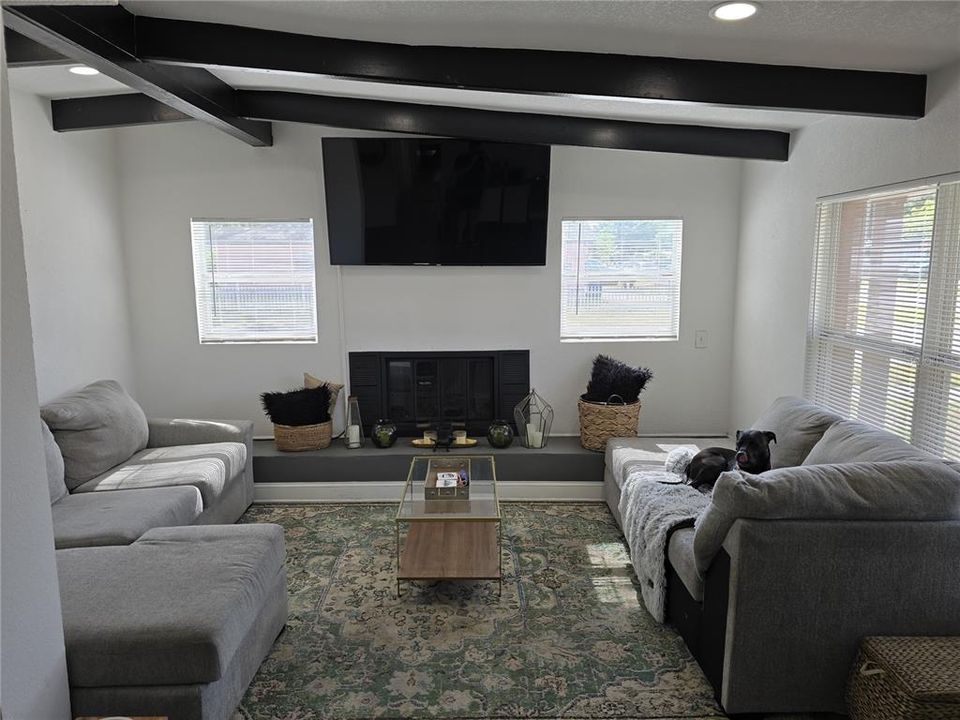For Rent: $2,695 (3 beds, 1 baths, 1152 Square Feet)