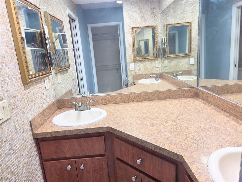 На продажу: $299,900 (3 спален, 2 ванн, 1874 Квадратных фут)