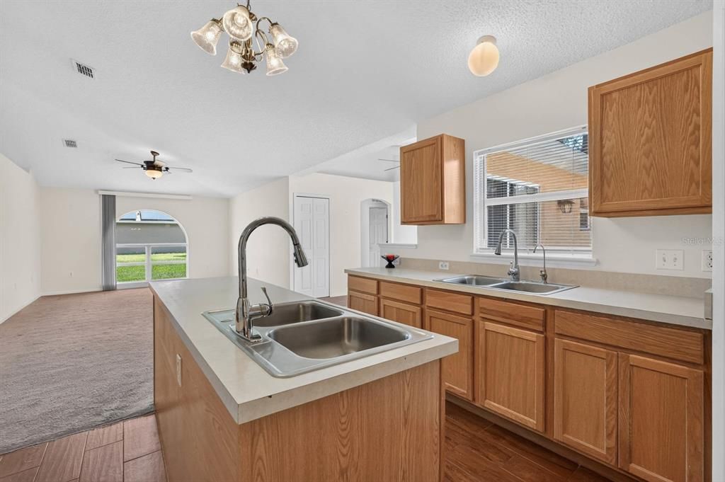 En Venta: $324,900 (4 camas, 2 baños, 2096 Pies cuadrados)