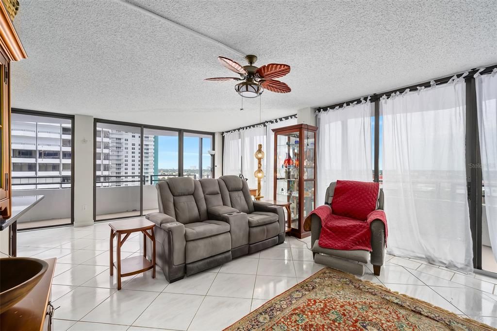 En Venta: $349,900 (2 camas, 2 baños, 1360 Pies cuadrados)