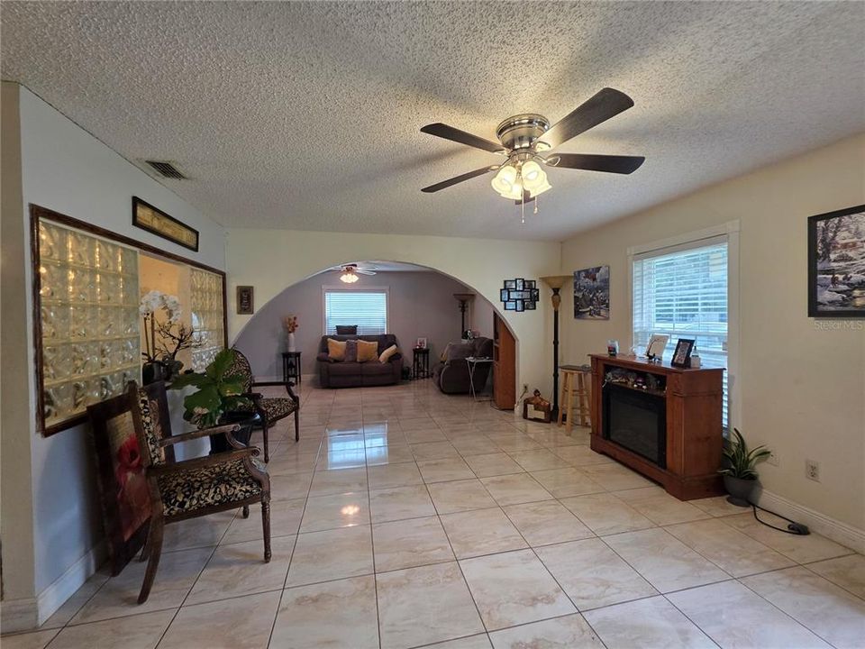 For Sale: $269,000 (3 beds, 2 baths, 1400 Square Feet)
