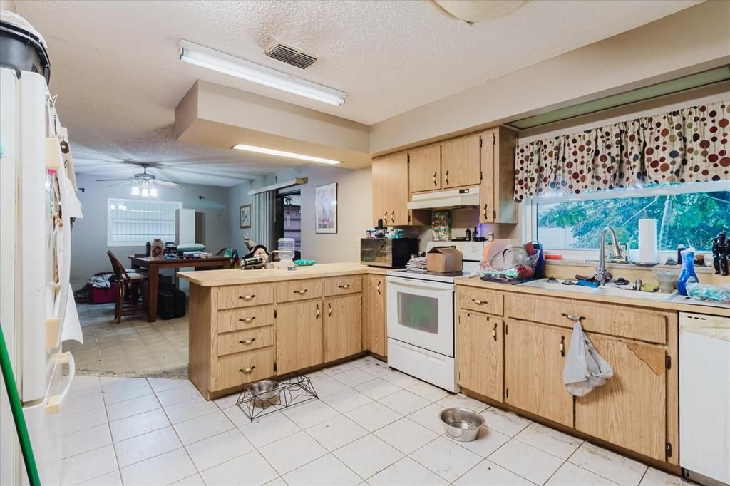 For Sale: $200,995 (2 beds, 2 baths, 1646 Square Feet)