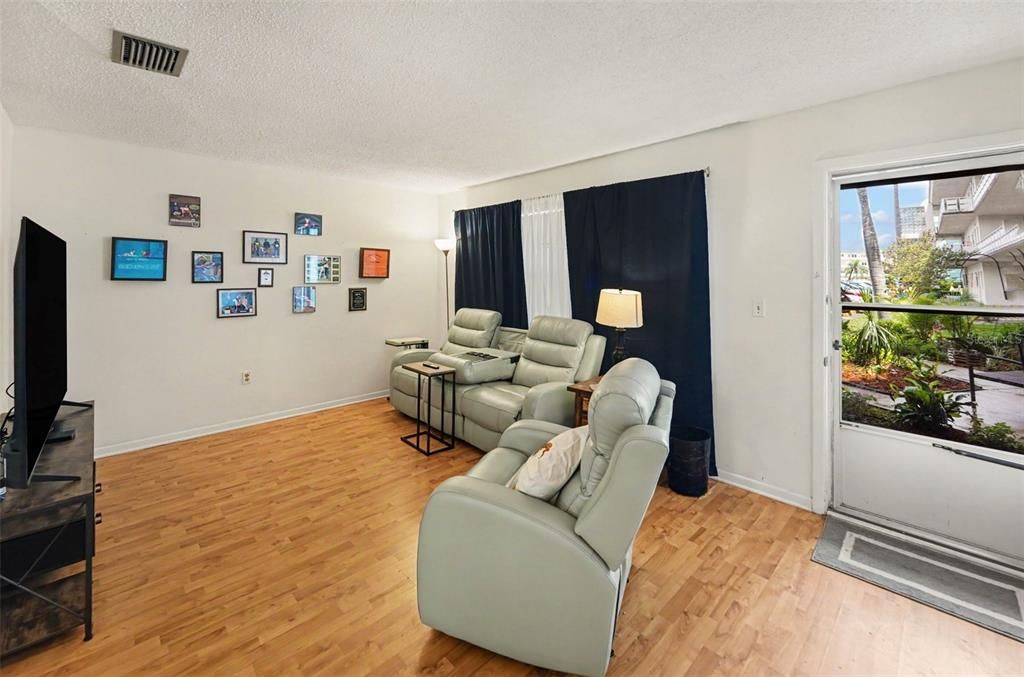 待售: $70,000 (1 贝兹, 1 浴室, 745 平方英尺)