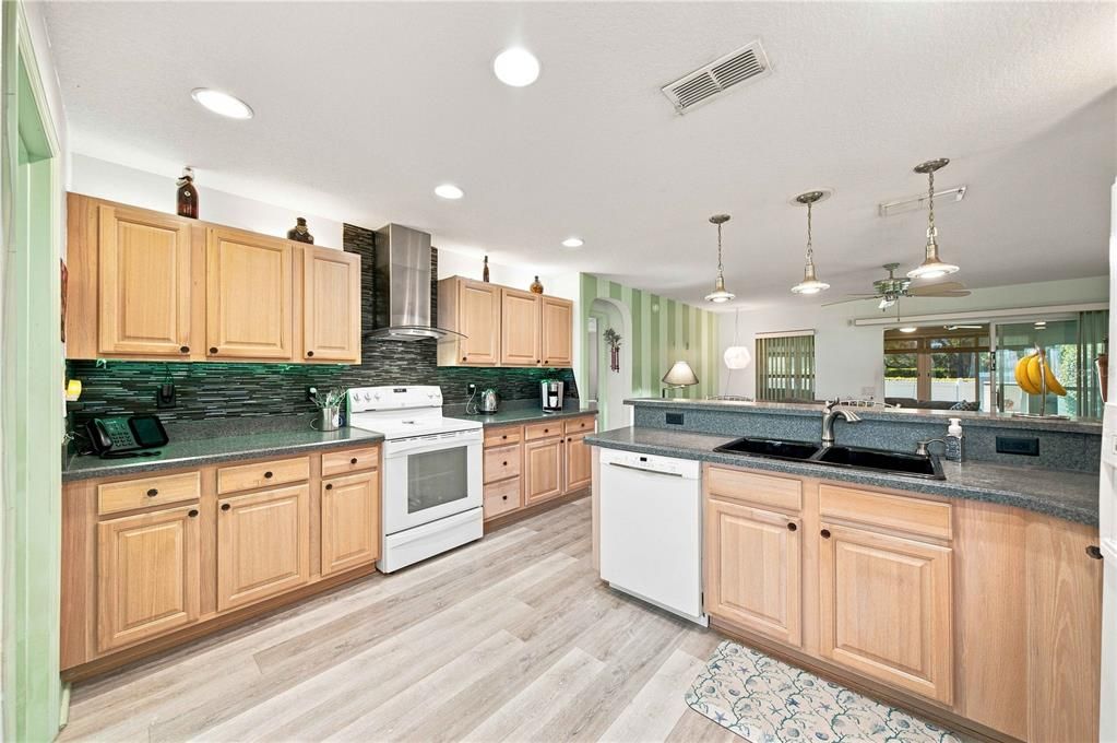 For Sale: $249,000 (3 beds, 2 baths, 1576 Square Feet)