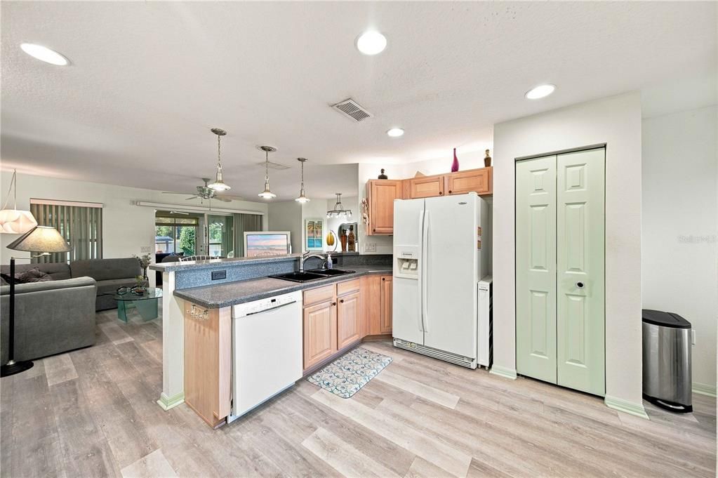 For Sale: $249,000 (3 beds, 2 baths, 1576 Square Feet)