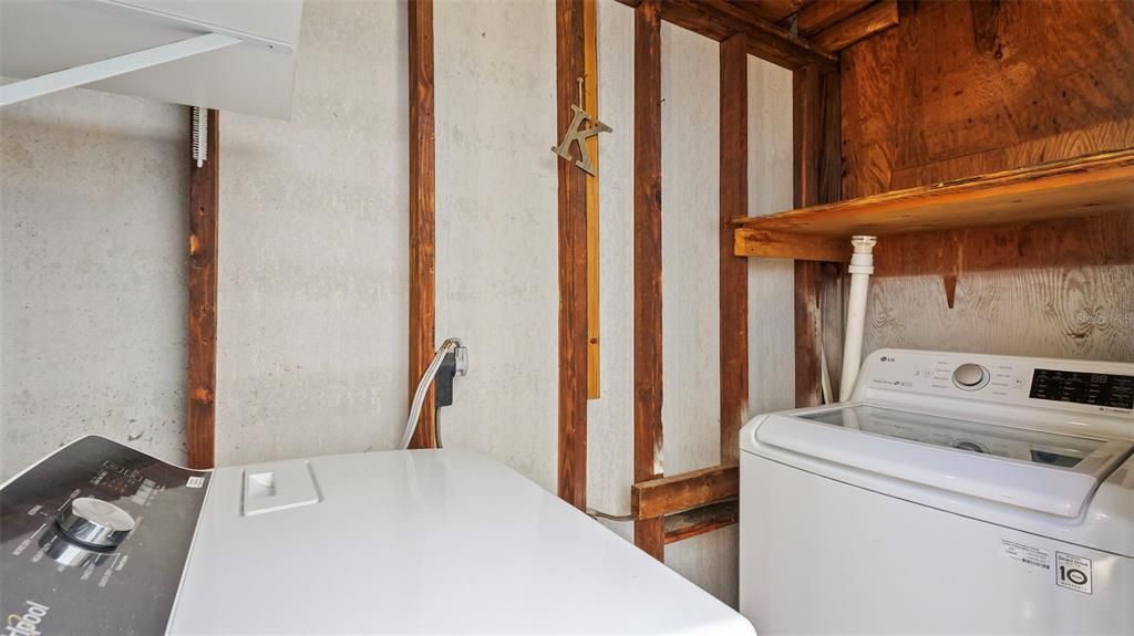 For Sale: $284,900 (2 beds, 1 baths, 1044 Square Feet)