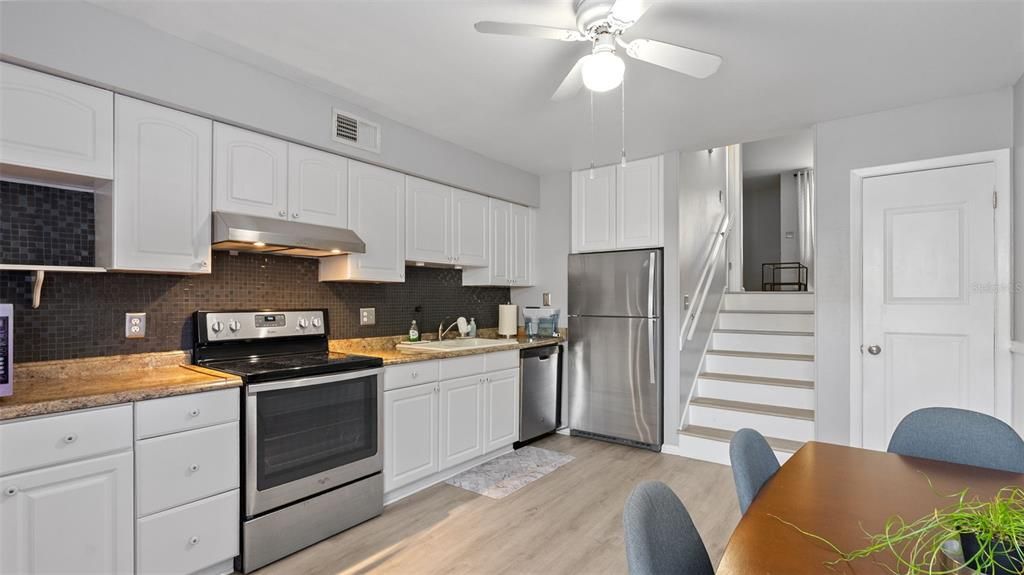 For Sale: $284,900 (2 beds, 1 baths, 1044 Square Feet)