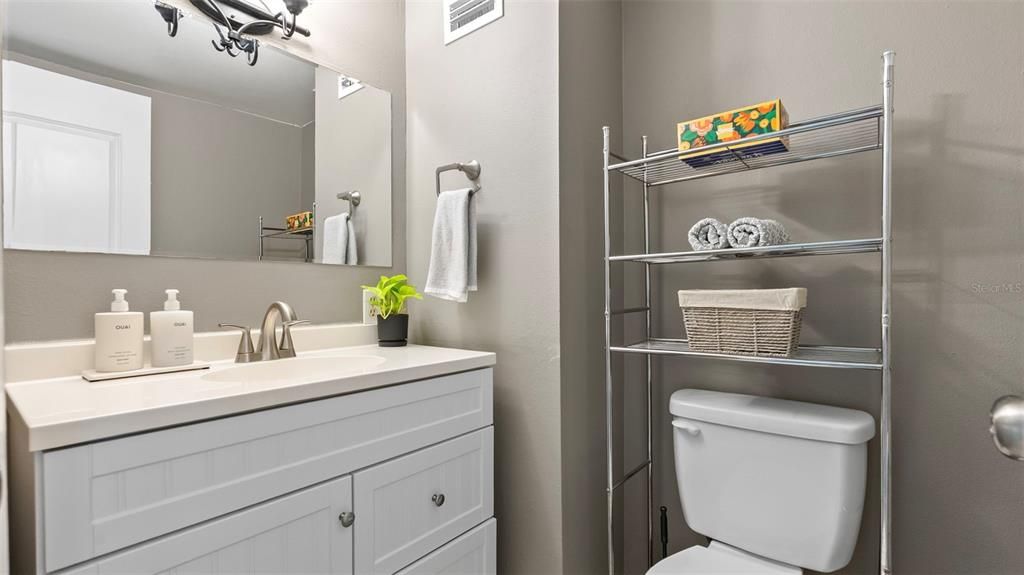 For Sale: $284,900 (2 beds, 1 baths, 1044 Square Feet)