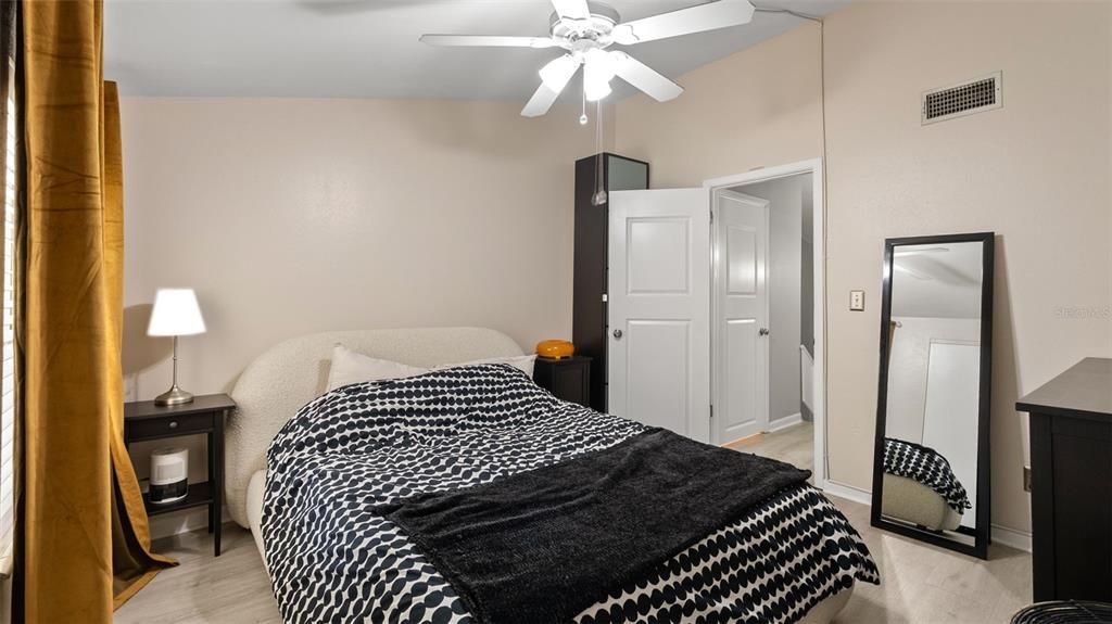For Sale: $284,900 (2 beds, 1 baths, 1044 Square Feet)