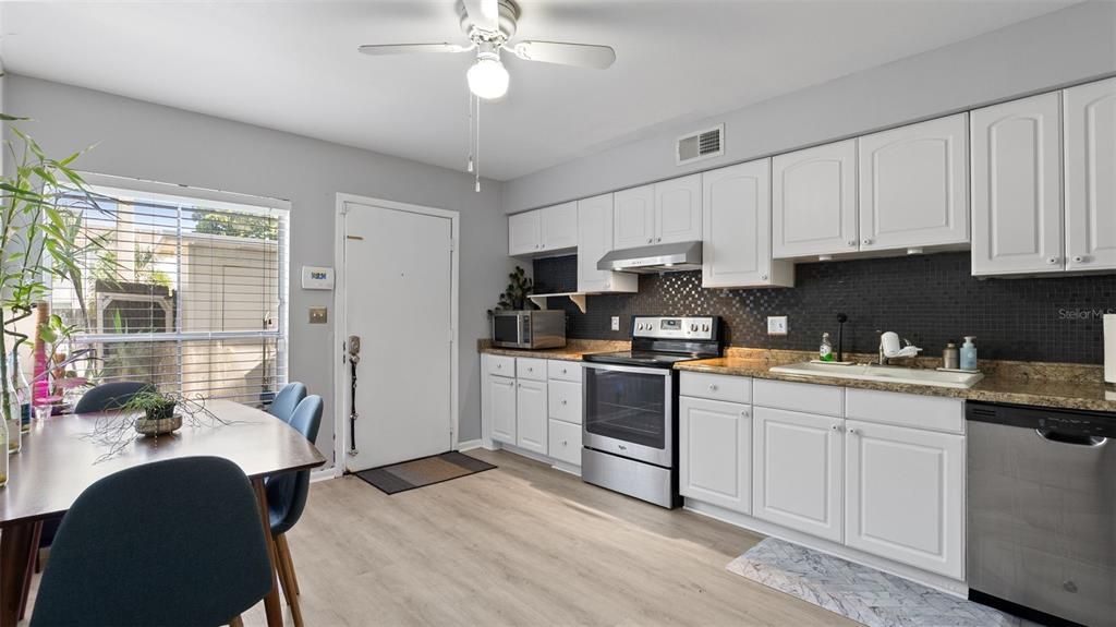 For Sale: $284,900 (2 beds, 1 baths, 1044 Square Feet)