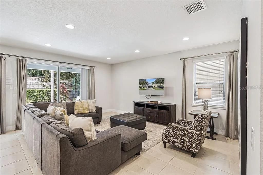 For Sale: $629,000 (5 beds, 5 baths, 2570 Square Feet)