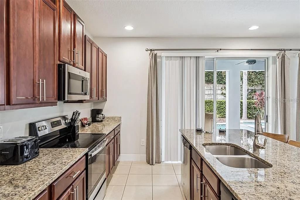 For Sale: $629,000 (5 beds, 5 baths, 2570 Square Feet)