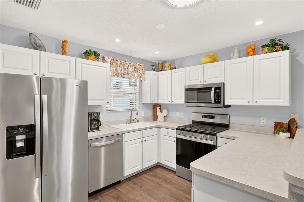 Active With Contract: $319,900 (3 beds, 2 baths, 1240 Square Feet)