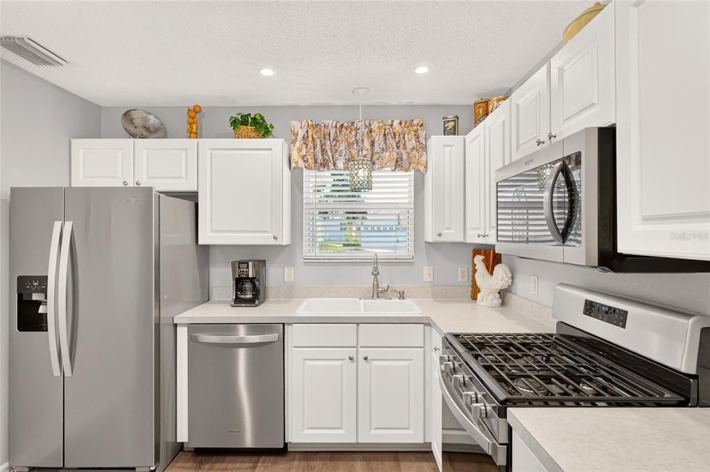 Active With Contract: $319,900 (3 beds, 2 baths, 1240 Square Feet)