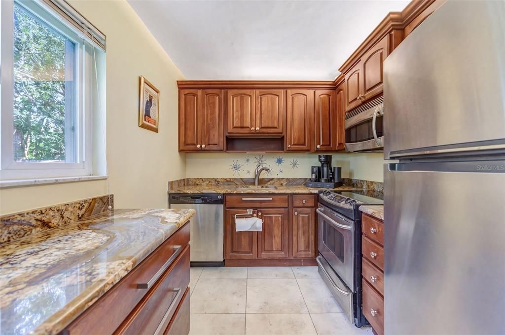 На продажу: $139,999 (2 спален, 2 ванн, 960 Квадратных фут)