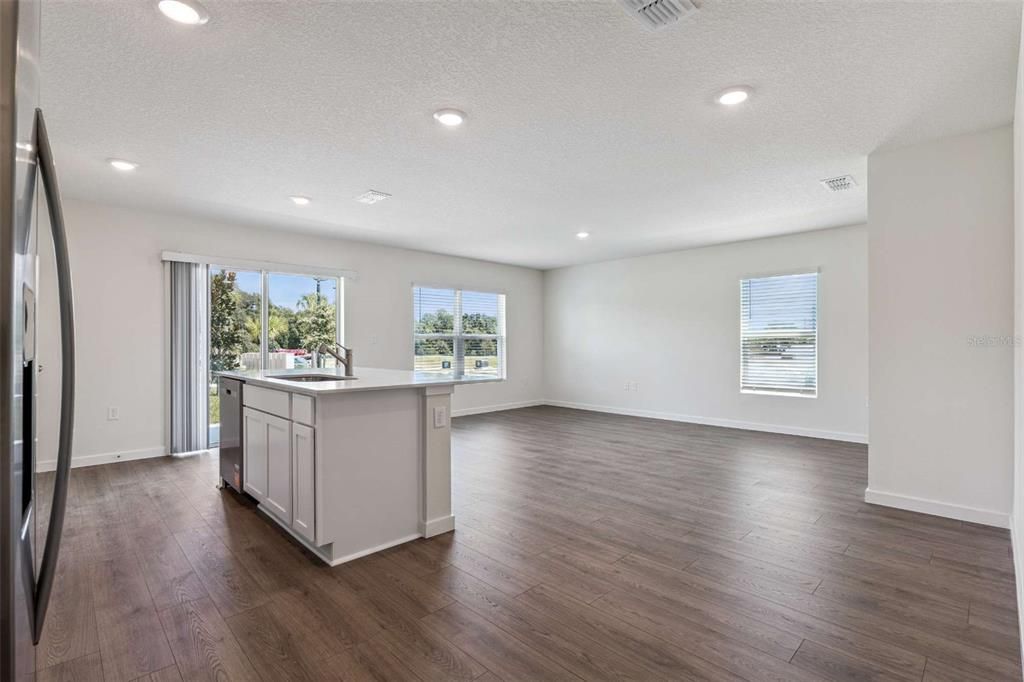 For Rent: $2,400 (3 beds, 2 baths, 1758 Square Feet)