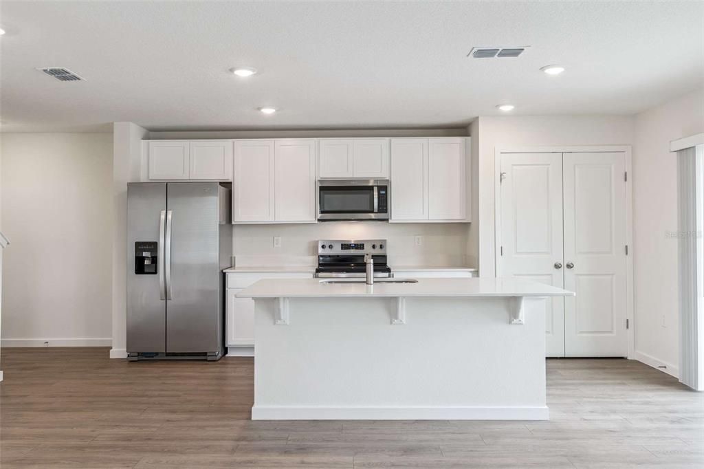 For Rent: $2,400 (3 beds, 2 baths, 1758 Square Feet)